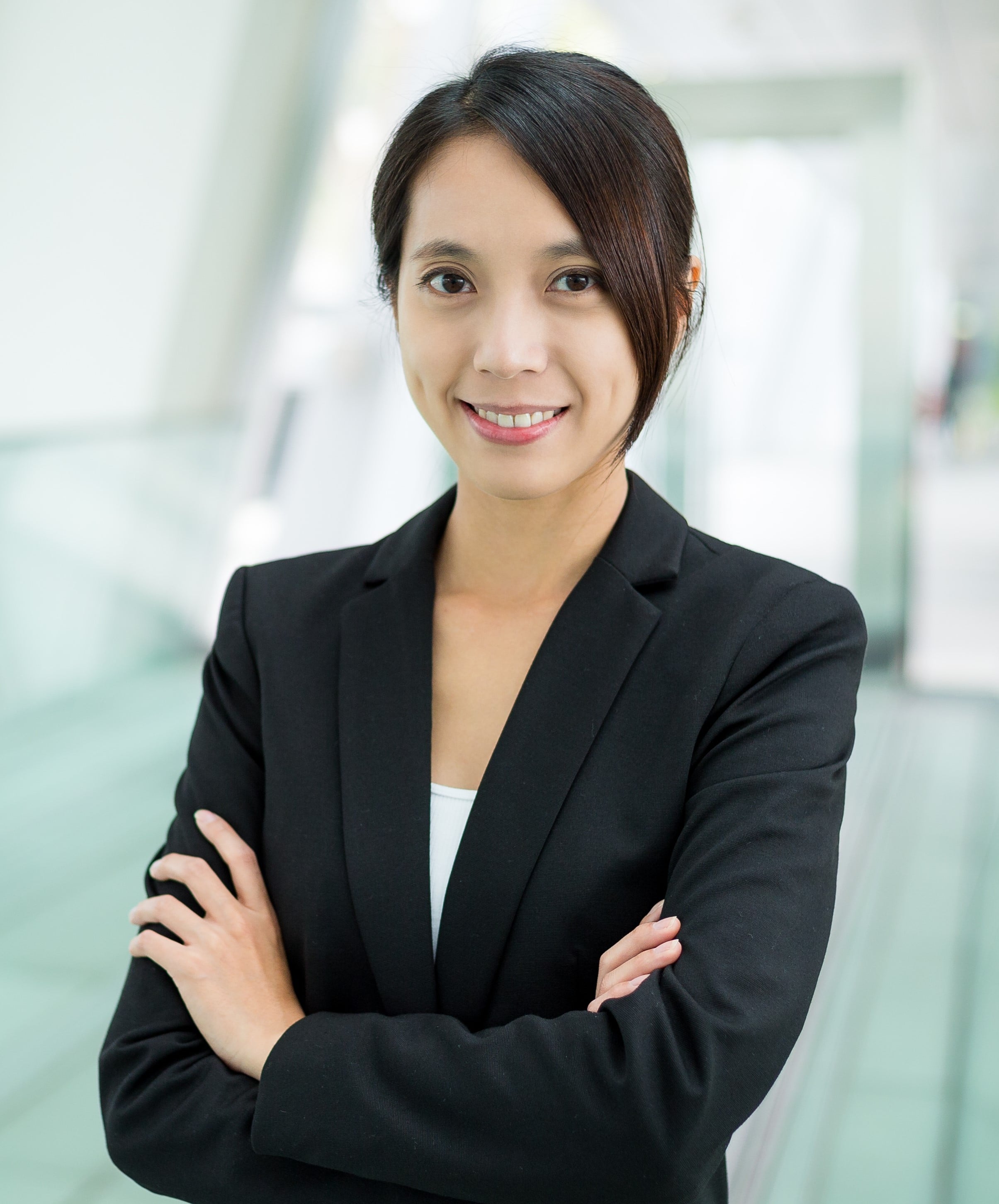 Image of a focused conversation on leadership development between a seasoned female leader and her dedicated leadership coach, emphasizing growth and strategy